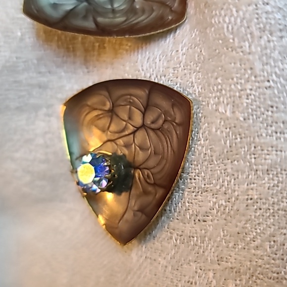 Vintage aurora borealis faceted glass and  enamel clip on earrings. - Picture 3 of 6